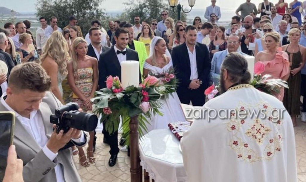 Κόνι Μεταξά – Μάριος Καπότσης: Παντρεύτηκαν με έξι κουμπάρους στα Χανιά