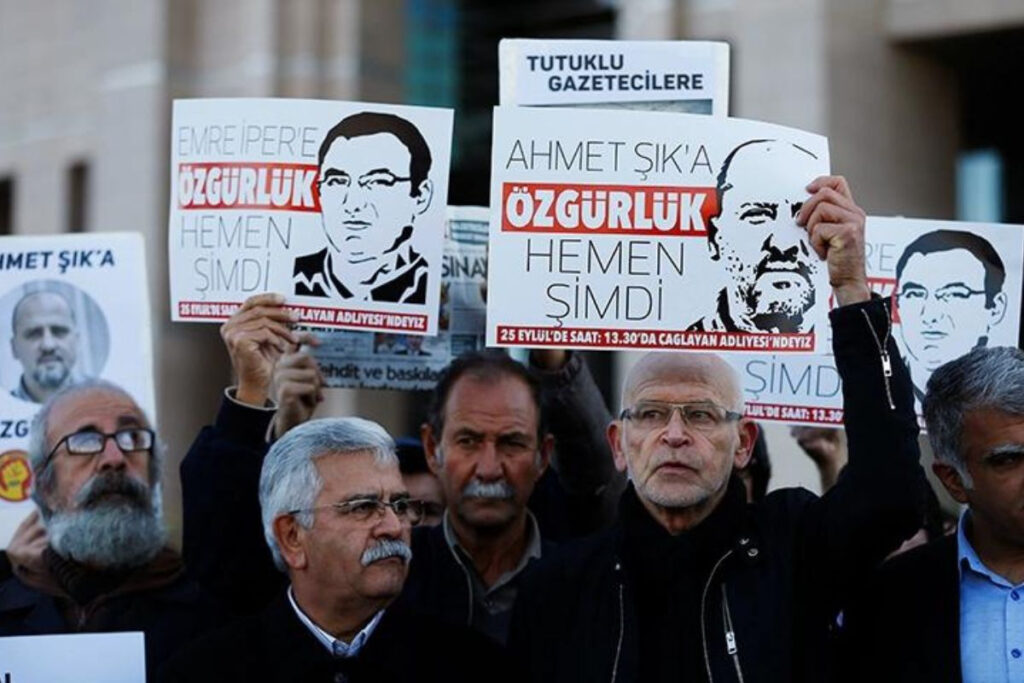 Τουρκία: Πρώτη σύλληψη δημοσιογράφου βάσει του νόμου περί «παραπληροφόρησης»