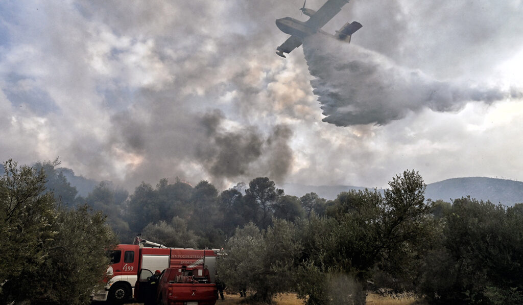 Υπό μερικό έλεγχο η φωτιά στο Κορωπί