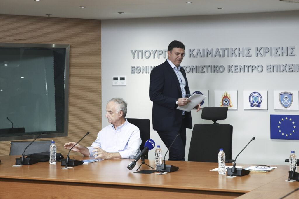 Η εισαγγελική παρέμβαση κρατά στη θέση του τον Βασίλη Κικίλια