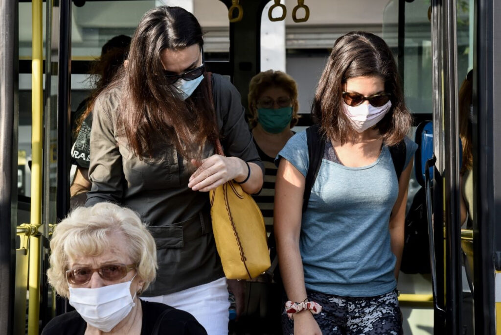 Τέλος η υποχρεωτική χρήση μάσκας σε μετρό, λεωφορεία, ταξί – Τι αλλάζει με τα rapid τεστ