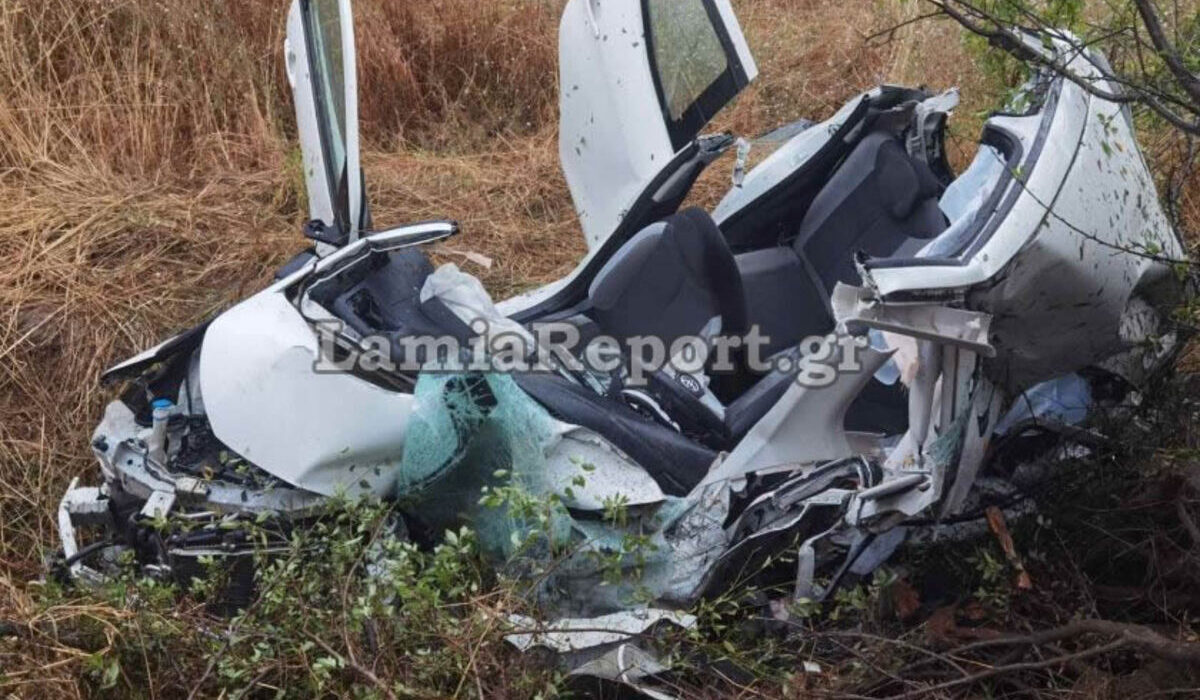 Σοκαριστικό τροχαίο: Νταλίκα «κατάπιε» δύο αυτοκίνητα – Μία νεκρή