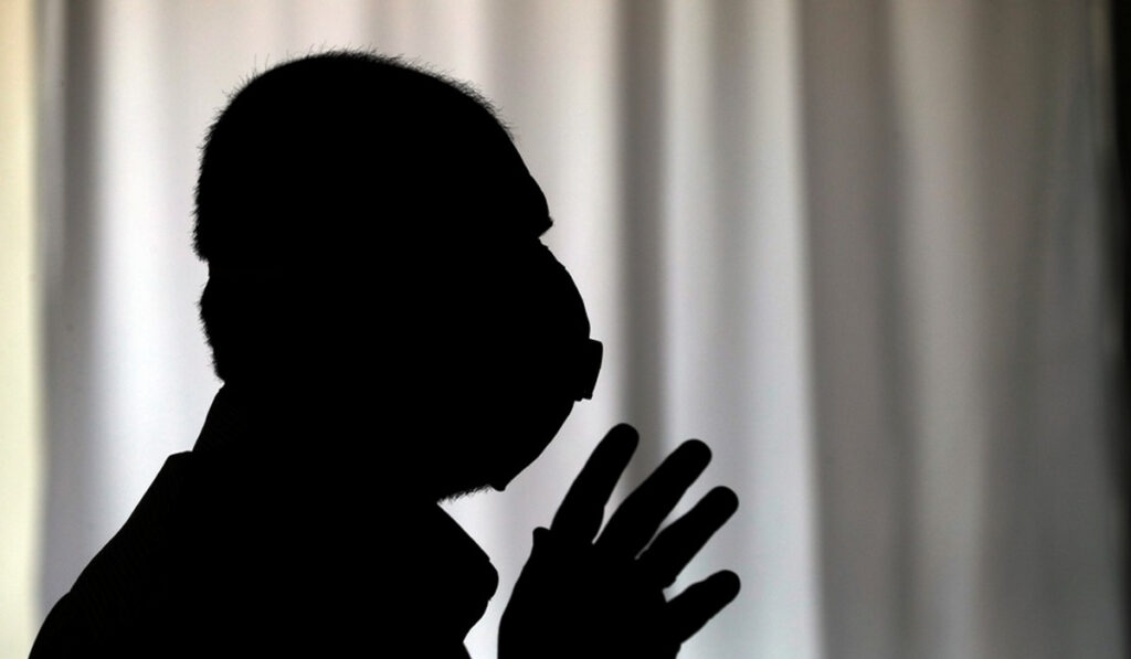 Οι φόβοι των ειδικών για «κοκτέιλ» γρίπης – κορονοϊού, στα όριά τους τα νοσοκομεία