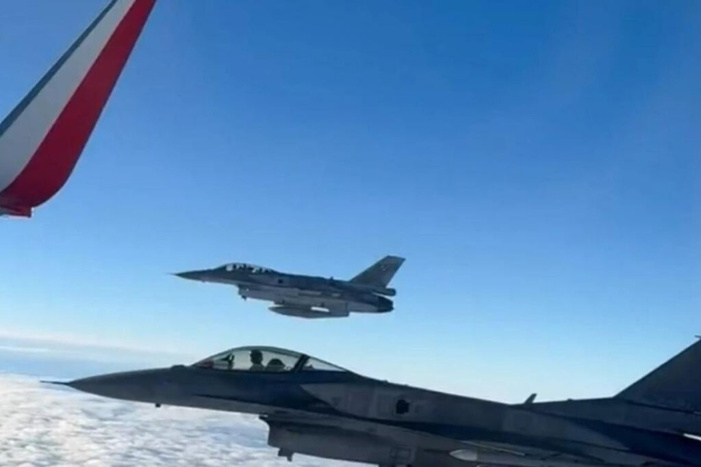 Με συνοδεία δύο F-16 πέταξε η αποστολή της Πολωνίας για το Κατάρ (Βίντεο)