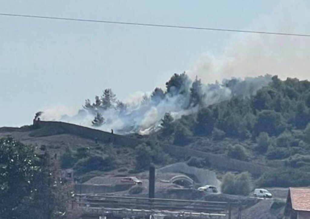 Φωτιά σε χαμηλή βλάστηση στο Άνω Θορικό – Οριοθετήθηκε άμεσα