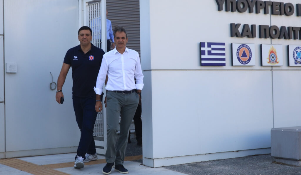 Φωτιά στην Αττική: Στο Συντονιστικό Κέντρο Επιχειρήσεων ο Μητσοτάκης – Αναμένονται δηλώσεις Κικίλια