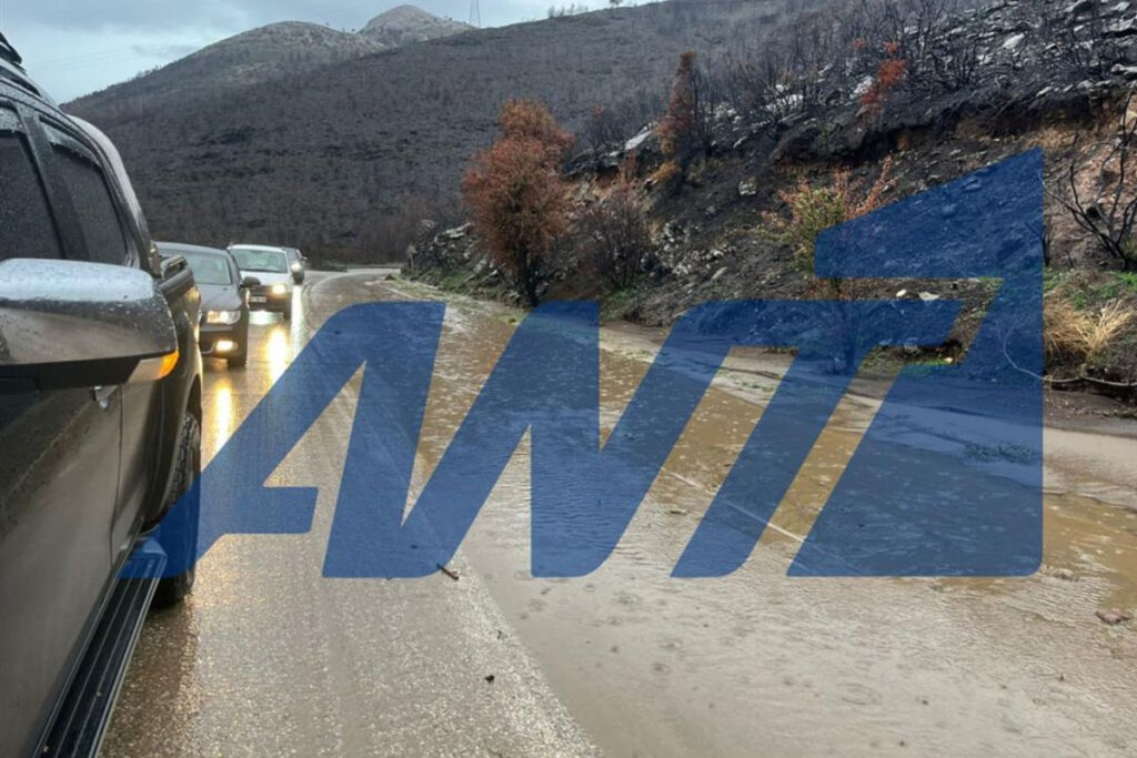 Κατολίσθηση στη Λ. Διονύσου από την κακοκαιρία – Εγκλωβισμένοι οδηγοί