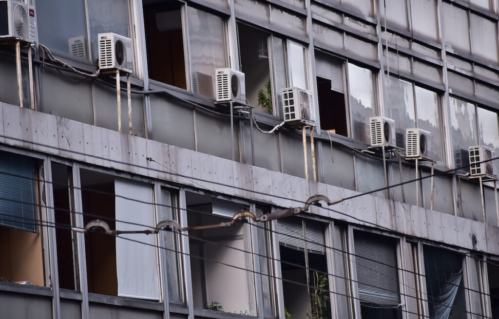 Η στιγμή της έκρηξης στη Σταδίου – Στόχος ήταν το Υπουργείο Εργασίας (βίντεο)