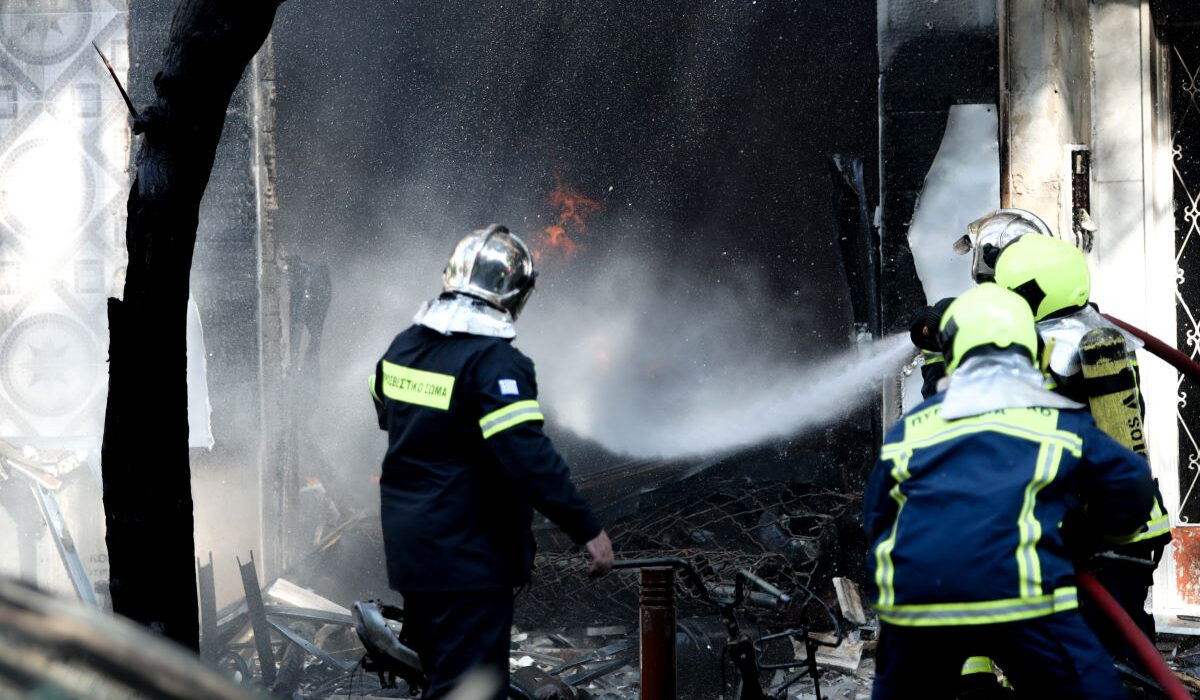 Έκρηξη και φωτιά σε κατάστημα στην Αχαρνών – Ένας τραυματίας (Βίντεο, φωτογραφίες)