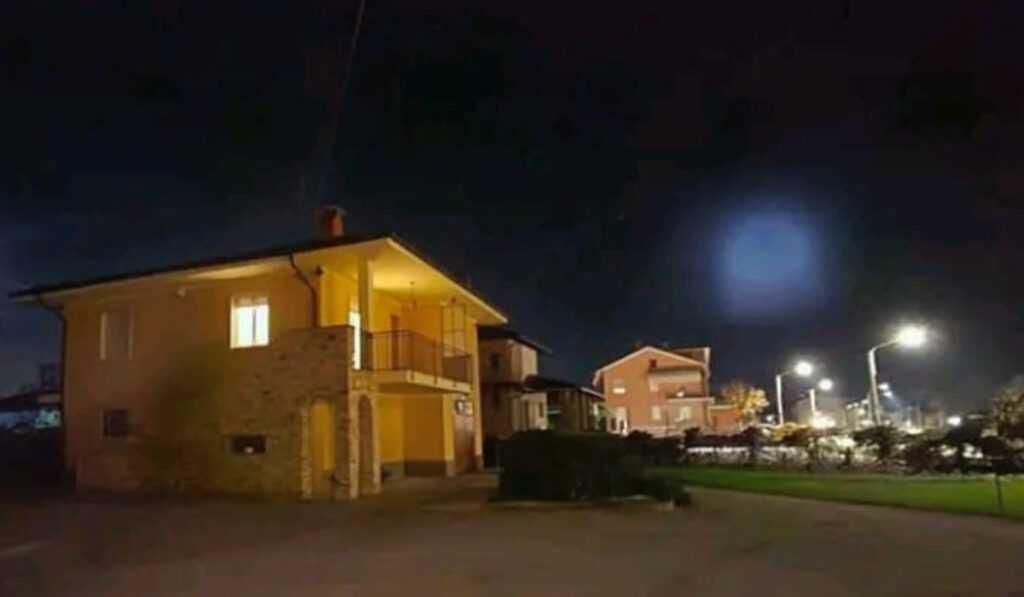 Ιταλία: Μυστηριώδες φωτοστέφανο εμφανίστηκε στον ουρανό – Πώς μπορεί να συνδέεται με τον Ελον Μασκ
