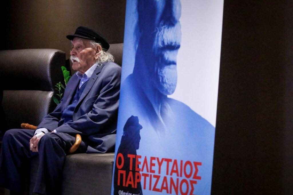 Κάλεσαν τον… Μανώλη Γλέζο στο συνέδριο της ΓΣΕΕ – Ο διάλογος με τη σύντροφό του