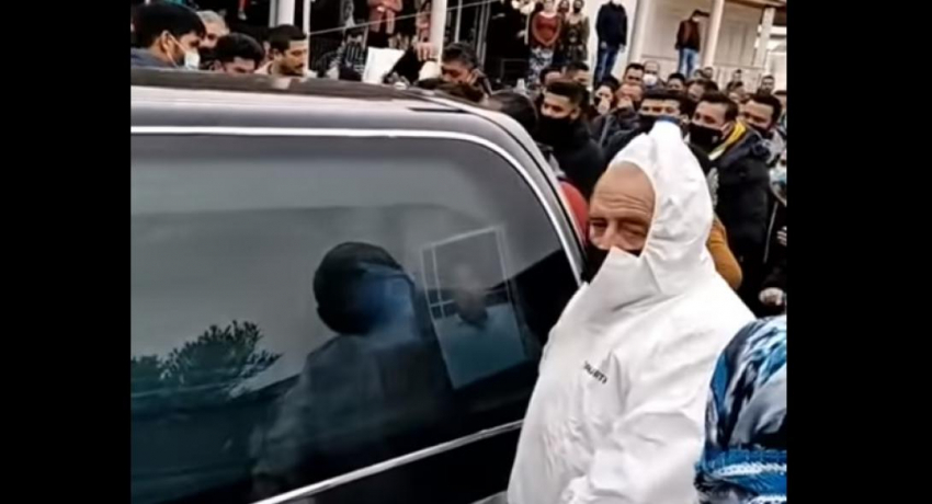 Πρόστιμα 3.000 ευρώ σε τρεις Ρομά για τον συνωστισμό στην κηδεία στον Βόλο