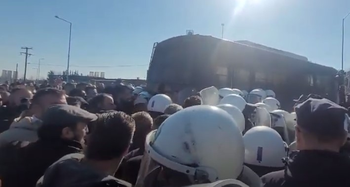 Ένταση στη Λάρισα στη συγκέντρωση των αγροτών – Σπρωξίματα και αποδοκιμασίες
