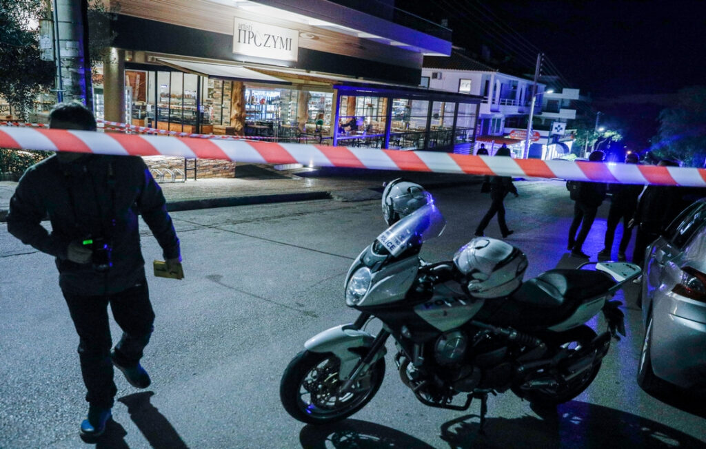 Πυροβολισμοί στη Βούλα με τρεις τραυματίες