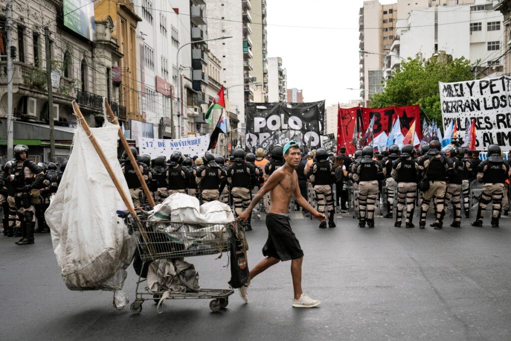 Το «αλυσοπρίονο» του Μιλέι εκτόξευσε τη φτώχεια και την εξαθλίωση στην Αργεντινή