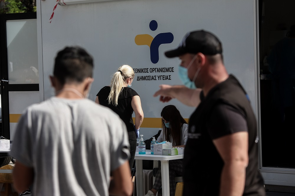 Κρούσματα σήμερα 17/10: Οι περιοχές για νέες υπερ-εστίες και η ανακοίνωση του ΕΟΔΥ