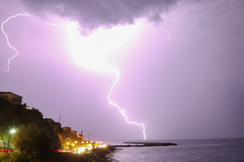 Έκτακτο δελτίο ΕΜΥ: Κακοκαιρία για τρεις ημέρες – Οι περιοχές με ισχυρές καταιγίδες
