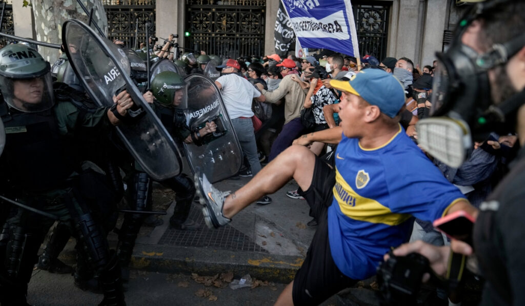 Χάος στην Αργεντινή: Άγρια επεισόδια με καδρόνια, πλαστικές σφαίρες και χημικά (Βίντεο)