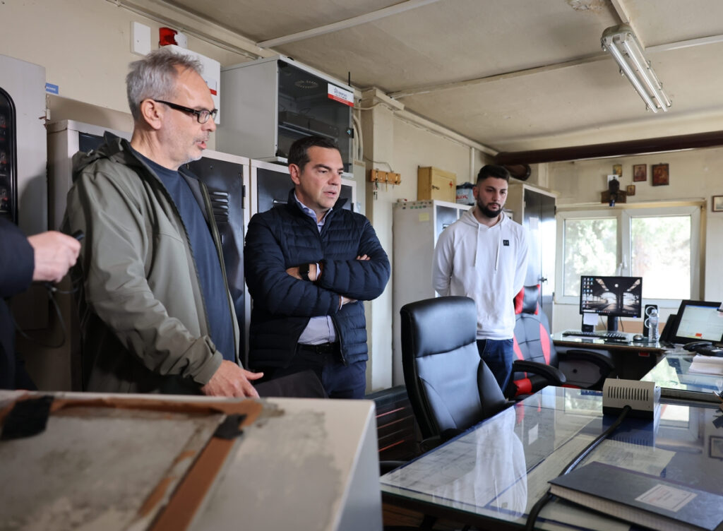 Tο φιάσκο Παπαδόπουλου και η «καταδρομική» Τσίπρα χάλασαν το «γαλάζιο θέατρο» της Βουλής
