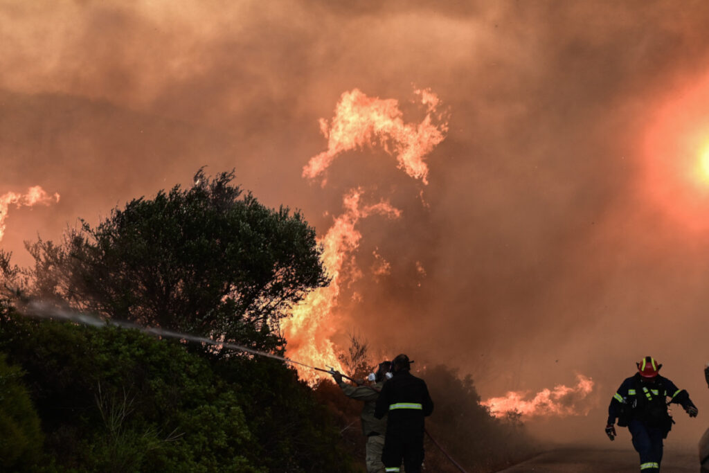 Εύβοια: Συγκλονιστική περιγραφή τραυματία πυροσβέστη – «Μας κύκλωσε η φωτιά και εγώ πήγα να καώ» (Βίντεο)