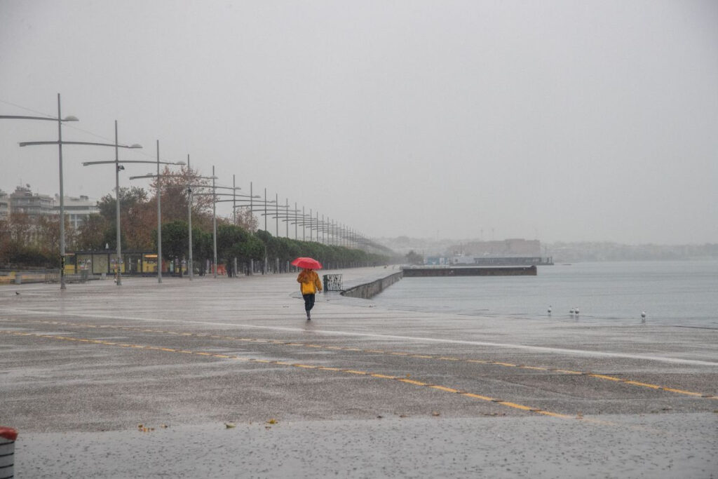 Καλοκαιρινή κακοκαιρία με καταιγίδες και προβλήματα – Πού θα βρέχει τις επόμενες ώρες