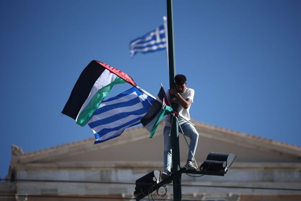 Συνελήφθη ο 22χρονος Παλαιστίνιος που ανέβασε τη σημαία της χώρας του σε στύλο στο Σύνταγμα