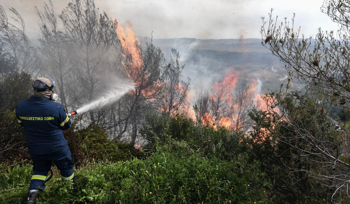 Προσήχθη αλλοδαπός για εμπρησμό στη Μαλακάσα