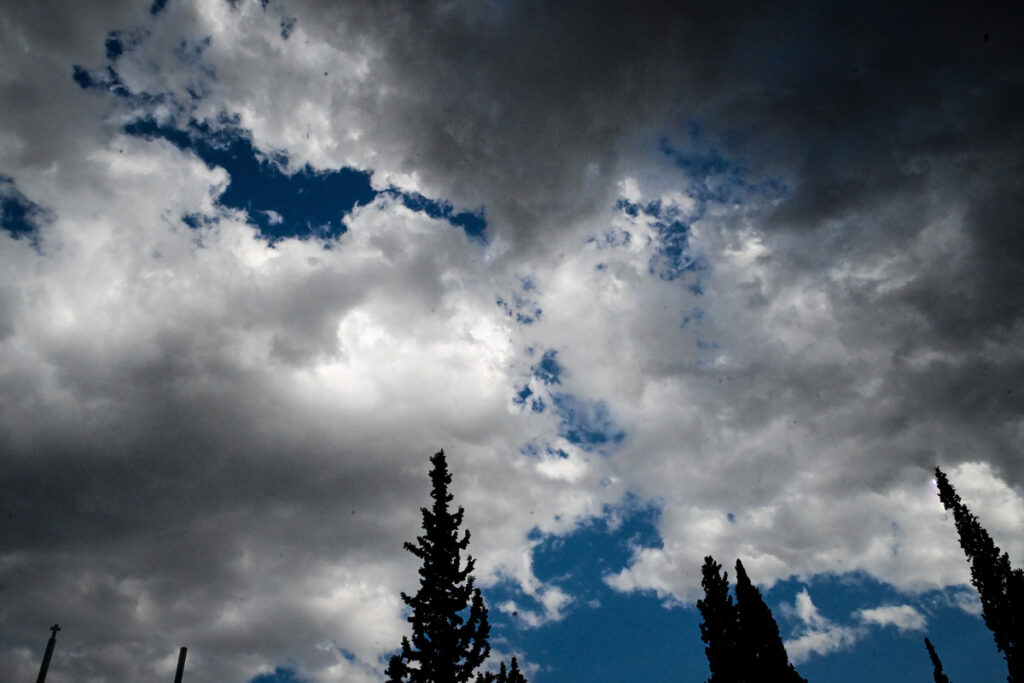 Meteo: Νεφώσεις και υψηλές για την εποχή θερμοκρασίες την Πέμπτη 10/10 – Πού θα έχει βροχές και καταιγίδες