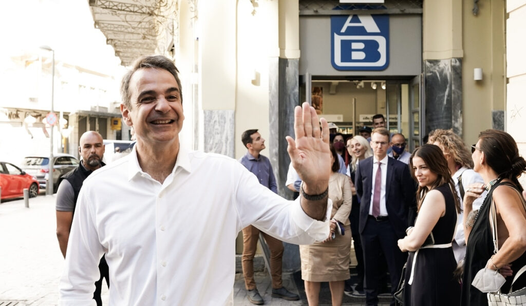 Ψηφιακή Κάρτα Εργασίας: Επίσκεψη Μητσοτάκη σε σούπερ μάρκετ και τράπεζα