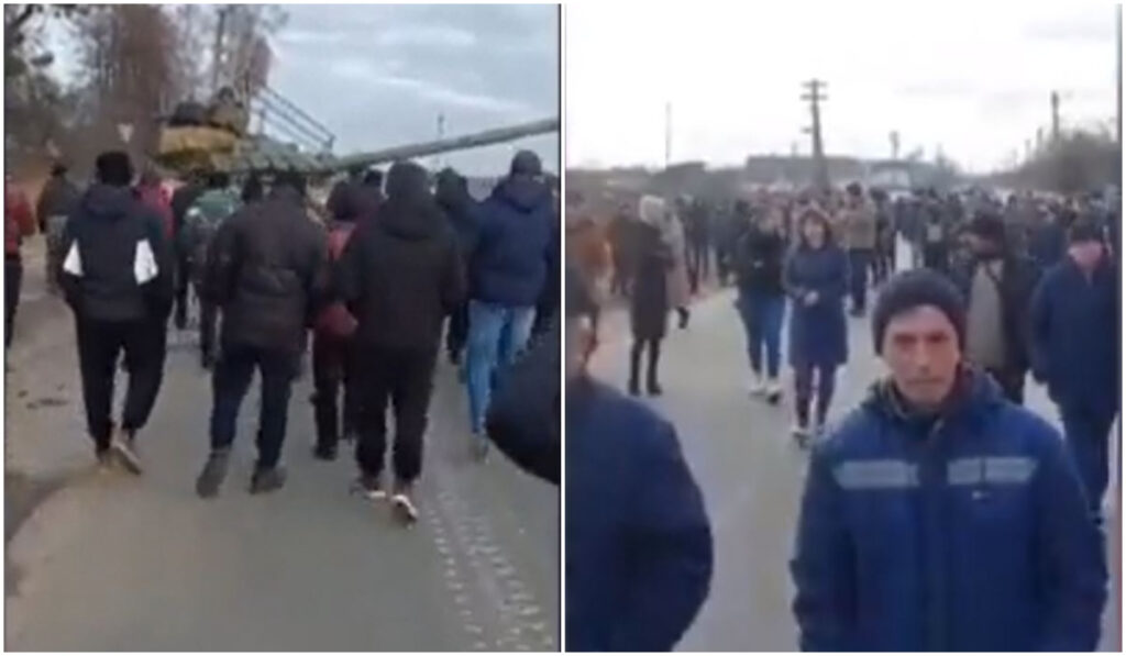 Πόλεμος στην Ουκρανία: Πολίτες μπλοκάρουν τον δρόμο σε τανκ της Ρωσίας