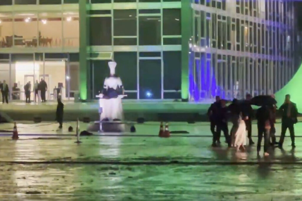 Βραζιλία: Άνδρας ζωσμένος εκρηκτικά ανατινάχθηκε μπροστά στο Ανώτατο Δικαστήριο (βίντεο)