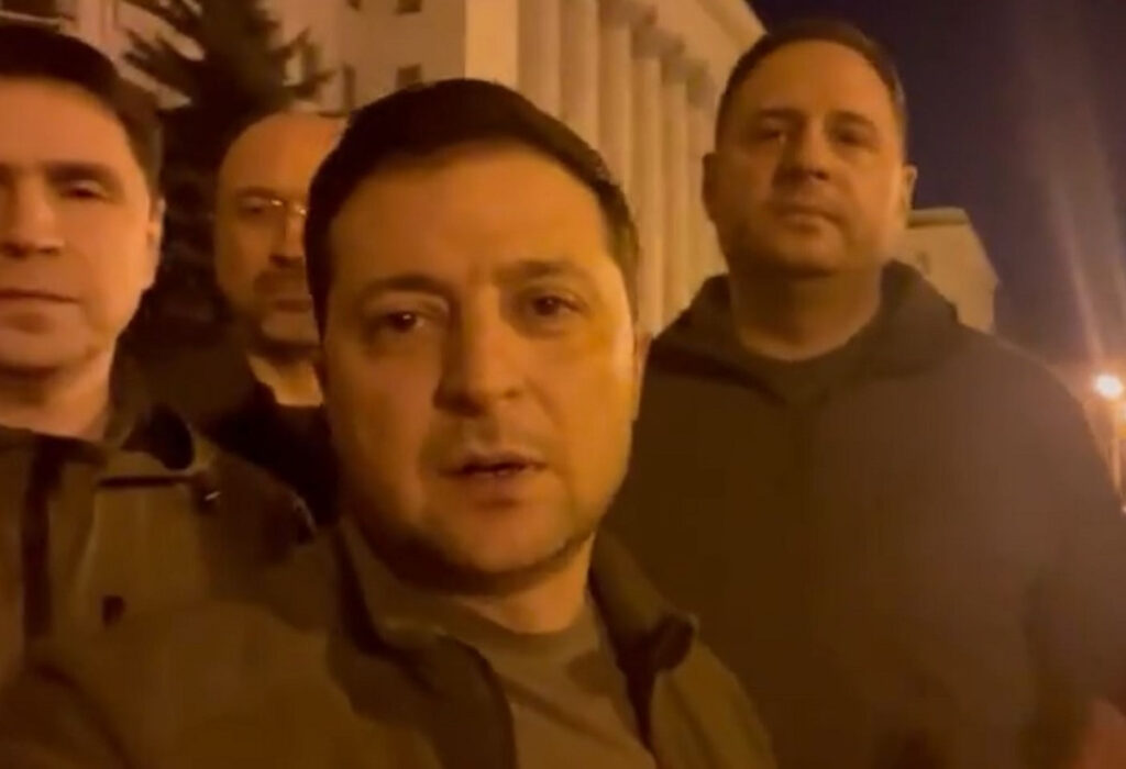 Ο Ζελένσκι στέλνει μήνυμα από το Κίεβο: «Είμαστε εδώ, υπερασπιζόμαστε την Ουκρανία»