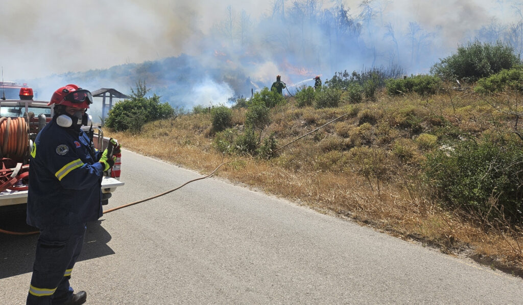 Φωτιά στο Μαρκόπουλο – Έκαιγε κοντά στην Αττική Οδό
