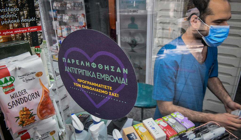 Συναγερμός από τις ελλείψεις φαρμάκων: Ούτε σιρόπι για τον πυρετό δεν έχουν τα φαρμακεία