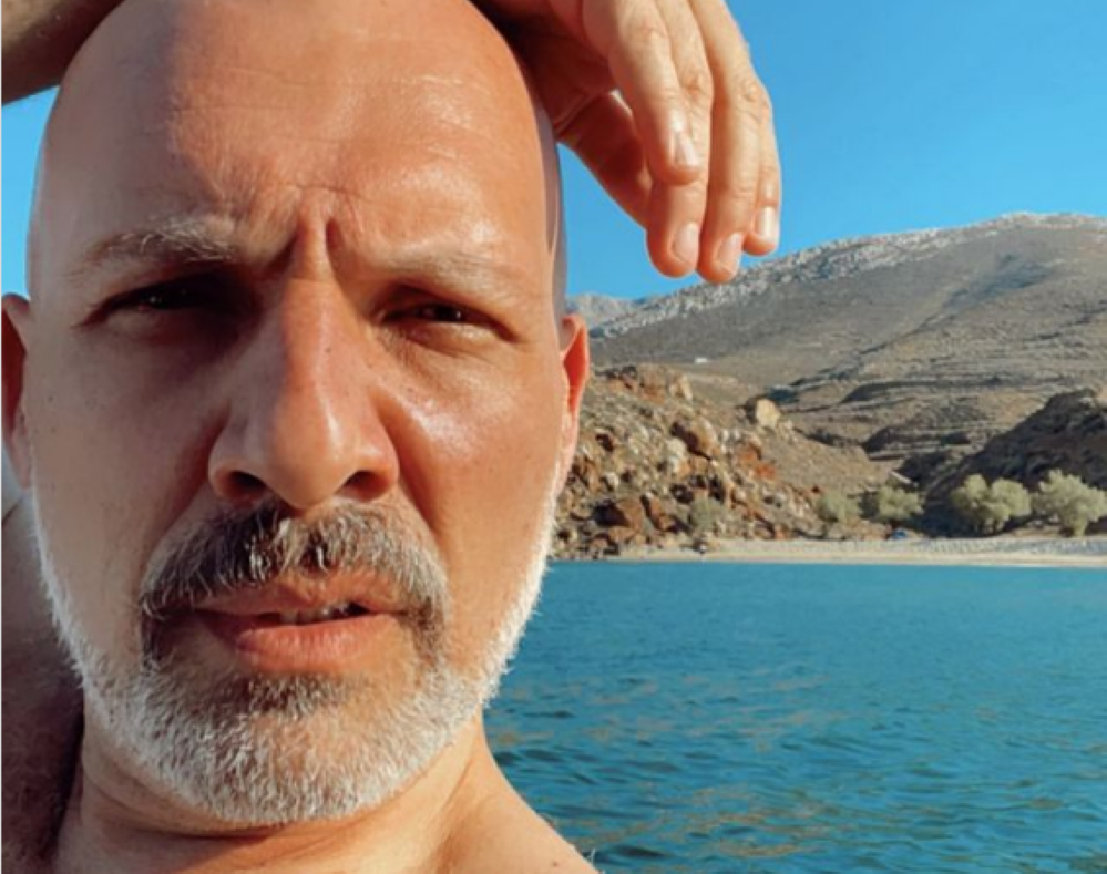 Νίκος Μουτσινάς: Φωτογραφίζεται κάτω από καταρράκτη – που βρίσκεται;
