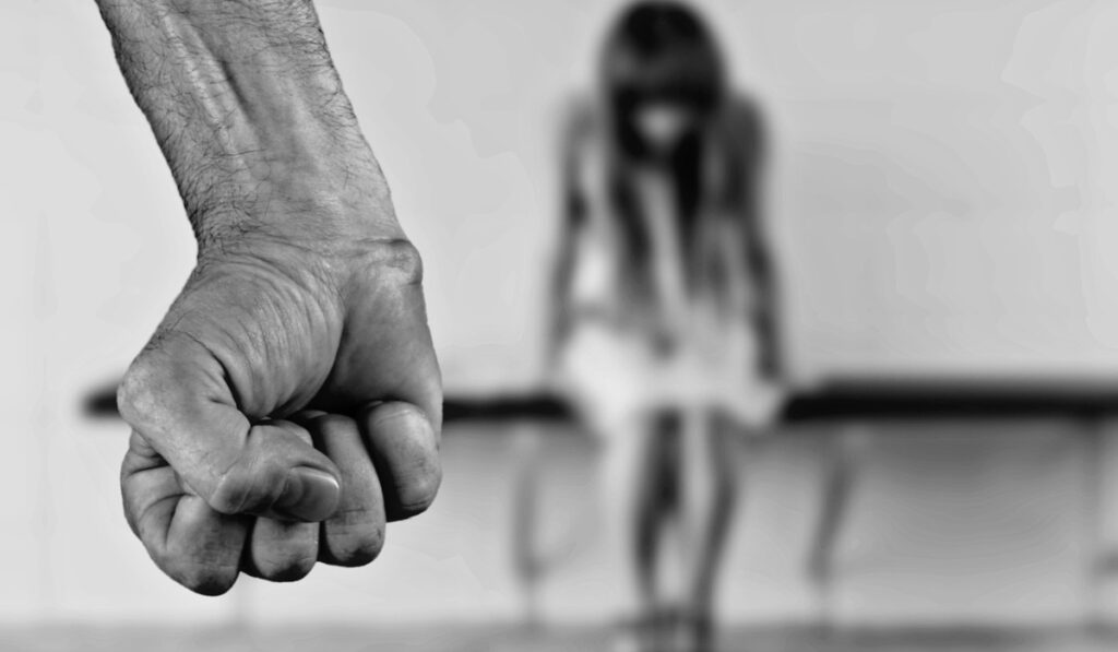 Λάρισα: Την έσυρε από τα μαλλιά σε ερημική τοποθεσία και την παράτησε γιατί αρνήθηκε να συνευρεθεί με άνδρες