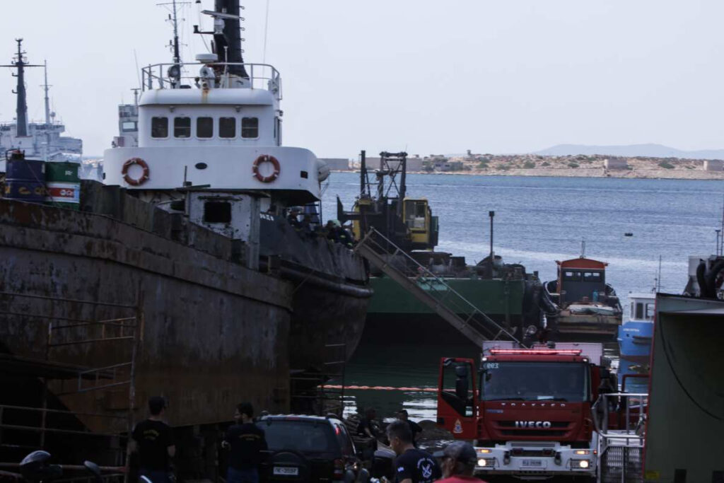 Φωτιά σε πλοίο στο Πέραμα – Συναγερμός στην Πυροσβεστική