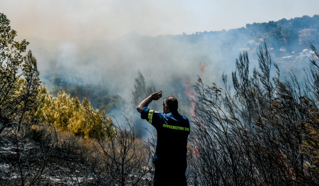 Υπό έλεγχο η φωτιά στη Σαλαμίνα