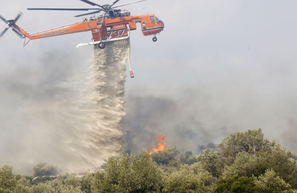 Η «ξηρή καταιγίδα» άναψε φωτιές σε Βάρη, Γραμματικό και Άνδρο – Τι είναι το φαινόμενο