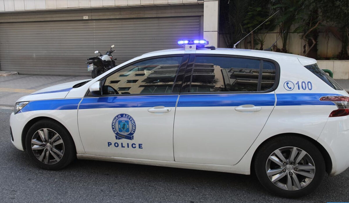 Ηράκλειο: Έντεκα συλλήψεις σε καφενείο όπου έπαιζαν ζάρια