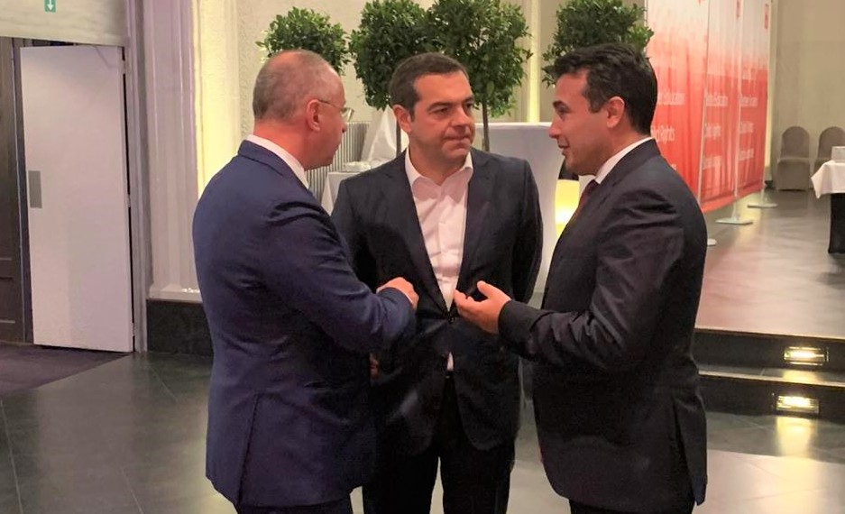 Ο Τσίπρας με τον επικεφαλής του PES και τον Ζόραν Ζάεφ