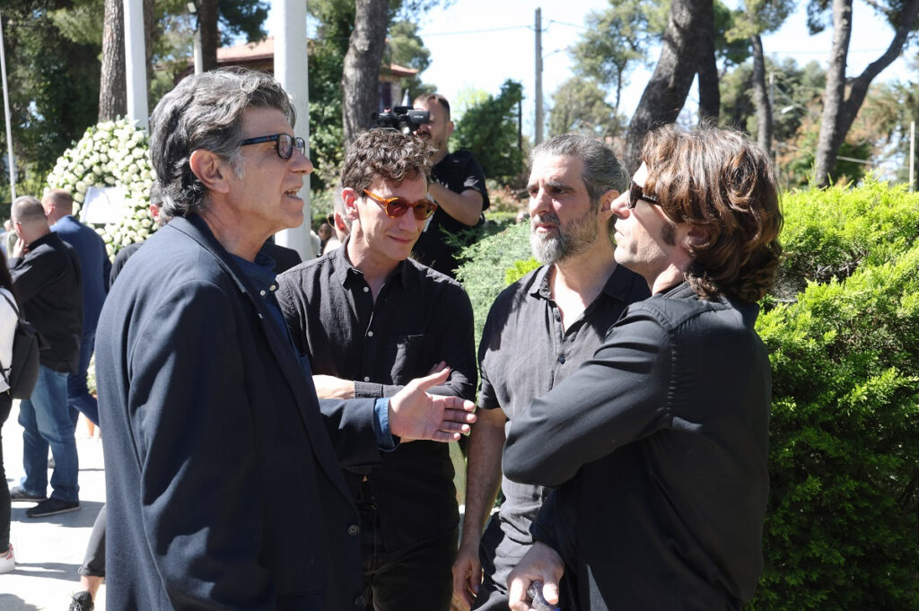 Συγκίνηση στην κηδεία του Γιώργου Καραγιάννη – Το τελευταίο αντίο από τους καλλιτέχνες (Φωτογραφίες)