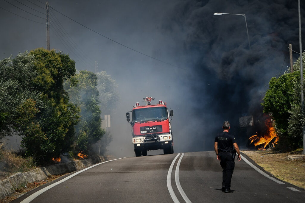 Ανεξέλεγκτη η φωτιά στην Ηλεία: «112» και εκκένωση για Κρέστενα, Μακρίσια, Σκιλλουντία – Τρία τα μέτωπα