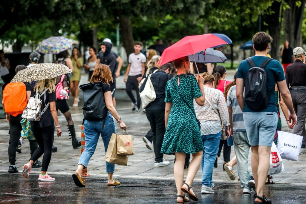 Καιρός: Τοπικές βροχές και μπόρες σήμερα – Πού θα έχουμε 30 βαθμούς Κελσίου