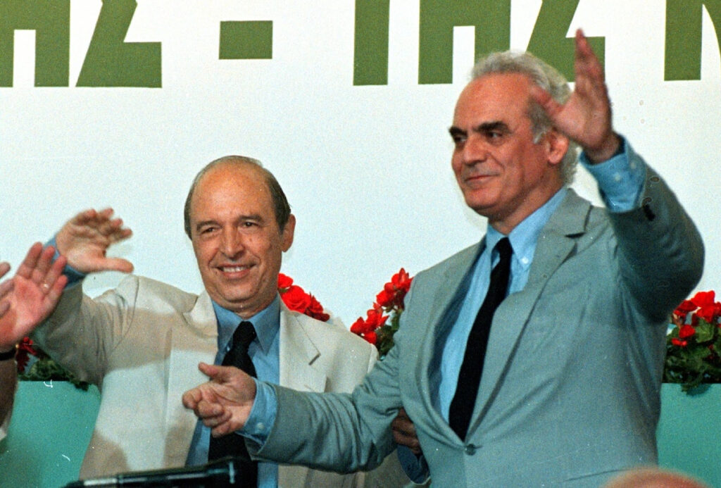 Κώστας Σημίτης: Το επεισοδιακό συνέδριο του 1996 και η μάχη με τον Άκη Τσοχατζόπουλο (βίντεο)
