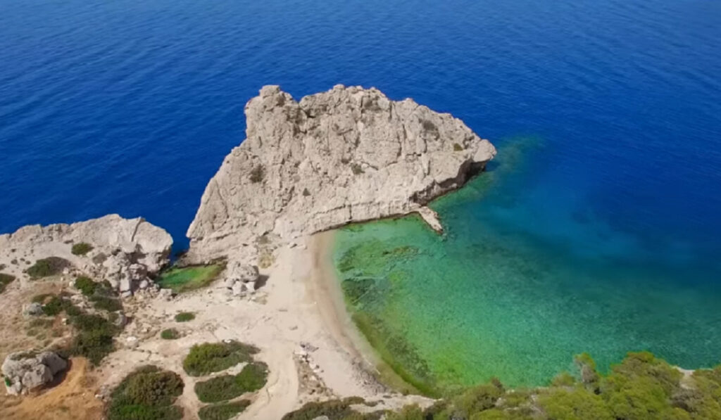 Η ανοργάνωτη κρυφή παραλία στο Λουτράκι με τη φυσική «πισίνα»