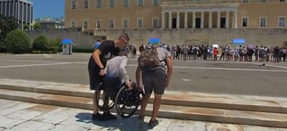 Εικόνες ντροπής: Τουρίστες ανεβάζουν ΑμεΑ στα σκαλιά του Μνημείου του Άγνωστου Στρατιώτη