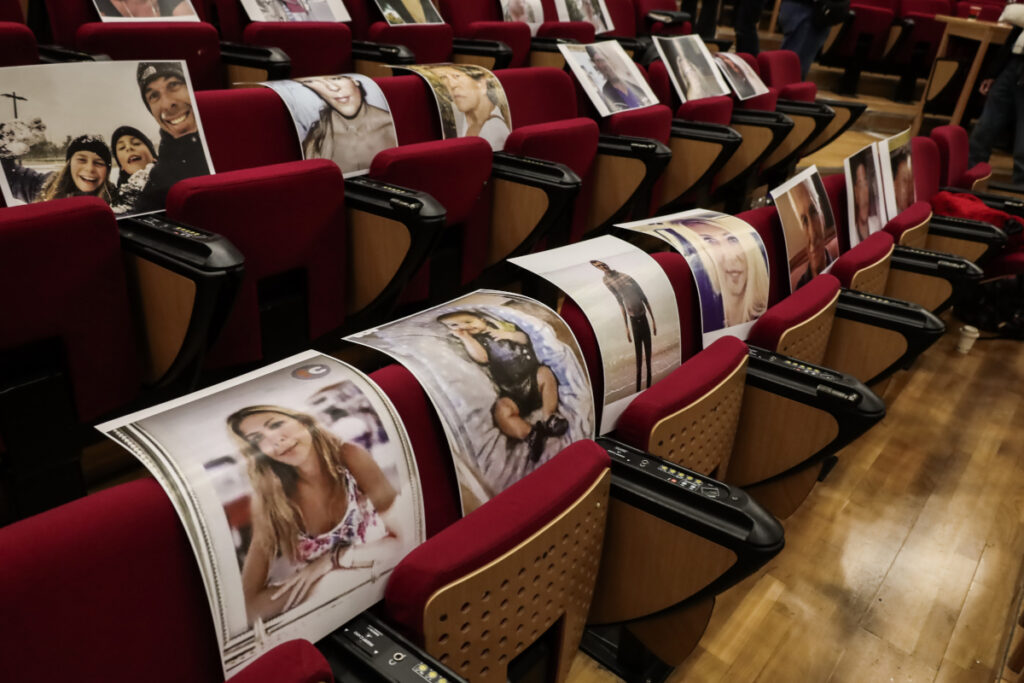 Δίκη για τη φωτιά στο Μάτι: Mε ένα αναπάντητο «γιατί» οι συγγενείς των θυμάτων