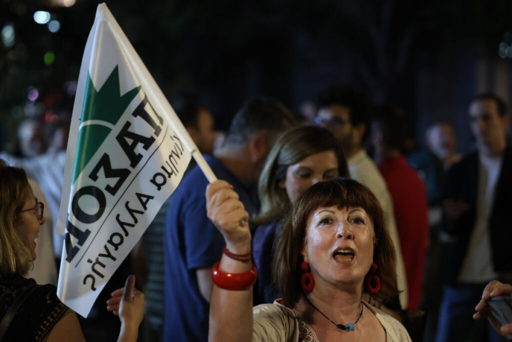 Βγήκαν με σημαίες του ΠΑΣΟΚ για να πανηγυρίσουν τη μεγάλη ανατροπή του νέου Δήμαρχου Χάρη Δούκα (φωτογραφίες)