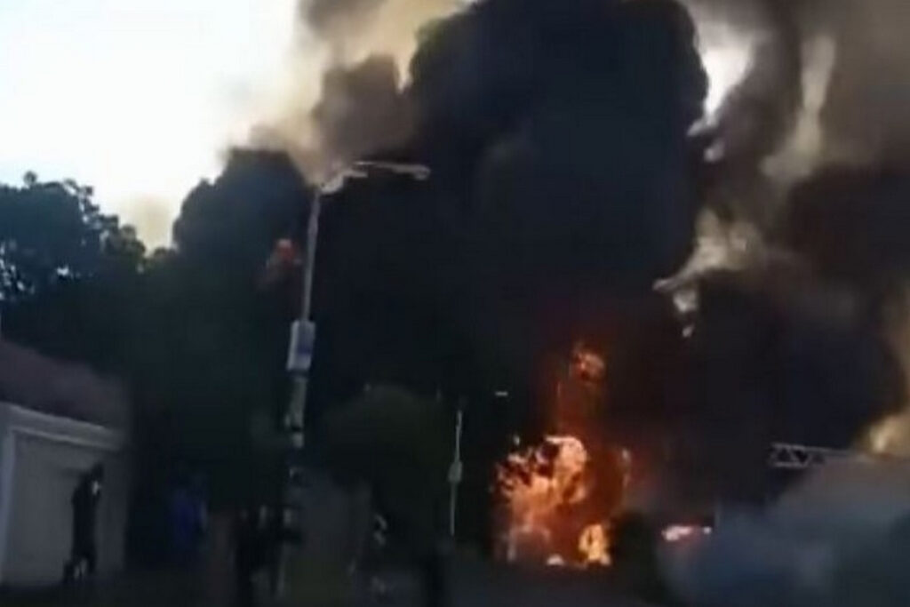 Νότια Αφρική: Έκρηξη βυτιοφόρου με 9 νεκρούς – Συγκλονιστικό βίντεο